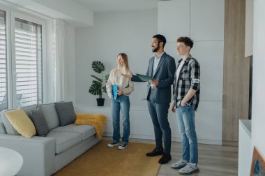 Mutlu genç bir çift yeni evlerini alıyor ve apartmanda emlakçıyla tanışıyor..