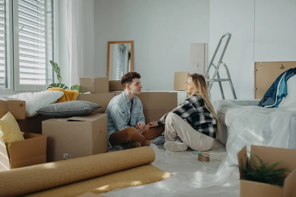 Jovem Casal Alegre Seu Novo Apartamento Concepção Movimento — Fotografia de Stock