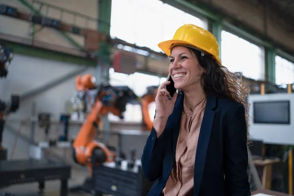 Automatizálási Női Mérnök Táblagéppel Robotkar Programozásához Mobiltelefonáláshoz Gyárban Való Járáshoz — Stock Fotó