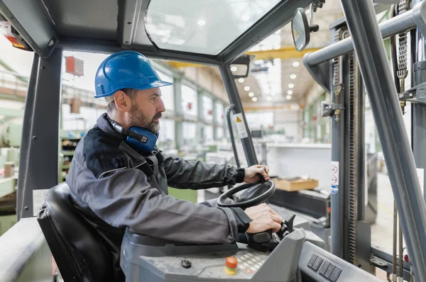 Een Gelukkige Volwassen Man Vork Lift Truck Chauffeur Heffen Pallet — Stockfoto