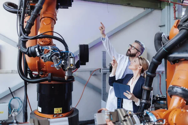 Robot Mühendisleri Bir Tabletle Fabrikada Modern Robotik Kolu Dikte Ediyor — Stok fotoğraf