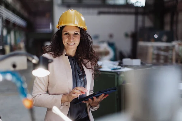 Ett Porträtt Kvinnlig Chefsingenjör Modern Industrifabrik Med Surfplatta Och Maskin — Stockfoto