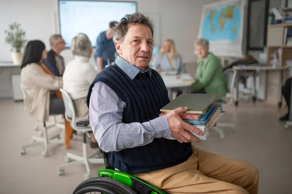 Uomo Disabile Felice Studente Anziano Sulla Sedia Rotelle Possesso Libri — Foto Stock