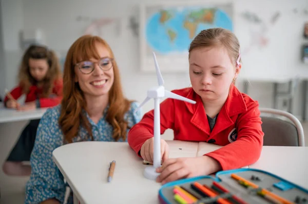 Syndrome Schoolgirl Model Wind Turbine Help Teacher Learning Eco Friendly — Fotografia de Stock