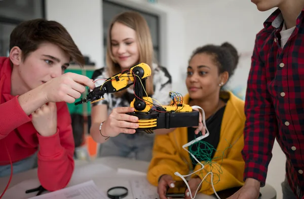 Diákok Egy Csoportja Elektromos Játékokat Robotokat Épít Programoz Robotika Tanteremben — Stock Fotó