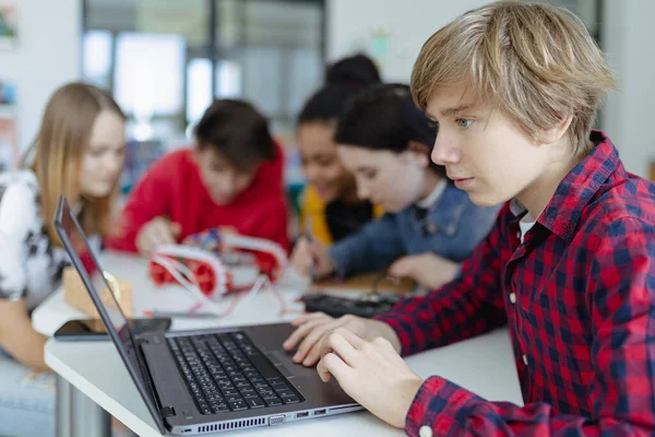 Grupo Estudiantes Secundaria Construyendo Programando Juguetes Eléctricos Robots Aula Robótica — Foto de Stock