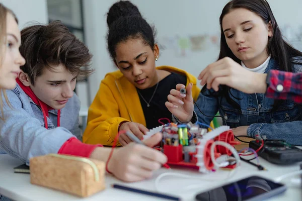 Grupo Estudiantes Secundaria Construyendo Programando Juguetes Eléctricos Robots Aula Robótica — Foto de Stock