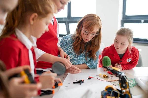 Группа Детей Молодым Учителем Естественных Наук Программирует Электрические Игрушки Роботов — стоковое фото