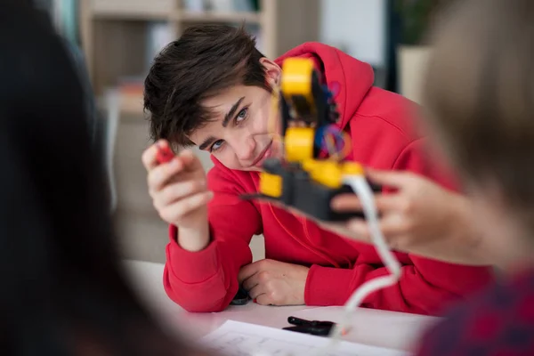 Група Студентів Які Будують Програмують Електричні Іграшки Роботи Класі Робототехніки — стокове фото