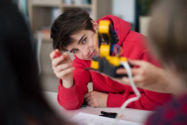 Een Groep Studenten Die Elektrisch Speelgoed Robots Bouwen Programmeren Robotklas — Stockfoto