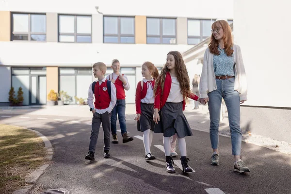 Felice Scolari Uniforme Con Insegnante Piedi Scuola — Foto Stock