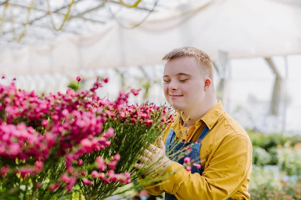 Joven Feliz Empleado Con Síndrome Que Trabaja Centro Jardinería Cuidando — Foto de Stock