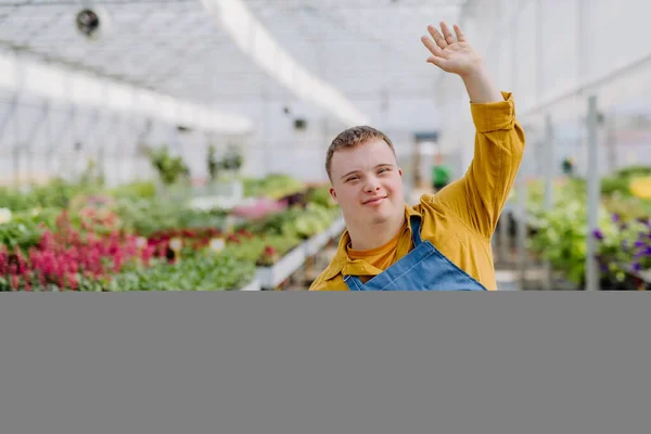 Joven Empleado Con Síndrome Que Trabaja Centro Jardinería Mirando Cámara — Foto de Stock