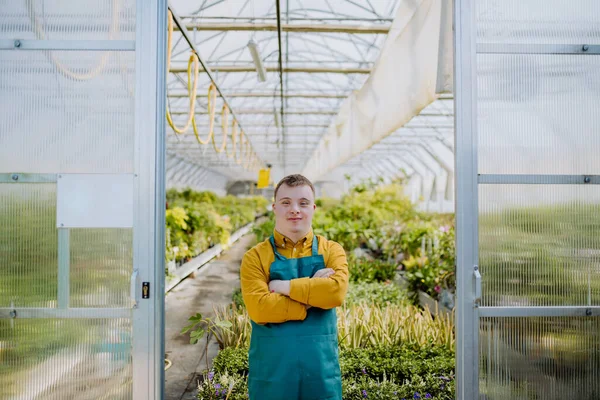 Giovane Impiegato Con Sindrome Che Lavora Nel Centro Del Giardino — Foto Stock