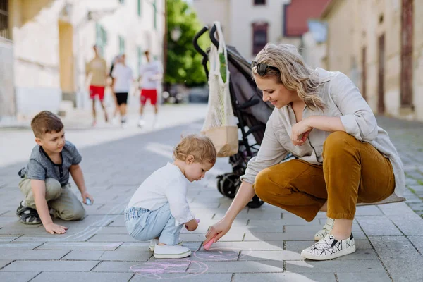 Little Children Mother Drwing Chalks Sidewalk City Summer Sunny Day — 스톡 사진