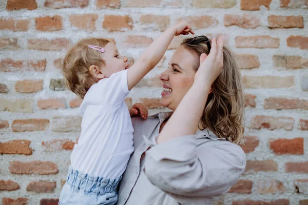 Portrait Young Mother Sunglasses Holding Her Little Daughter Summer Brick — 스톡 사진