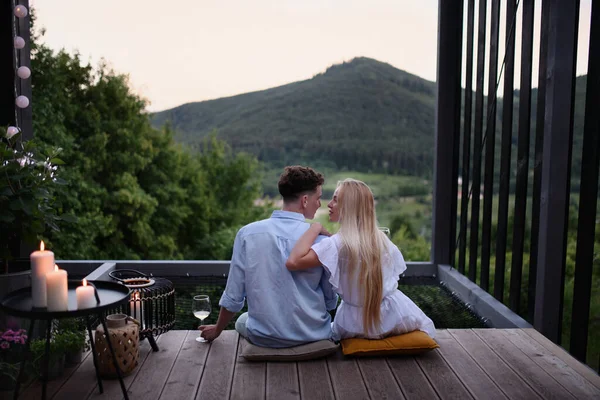 Young Couple Resting Outdoors Terrace Tiny House Woods View Evening — Stockfoto