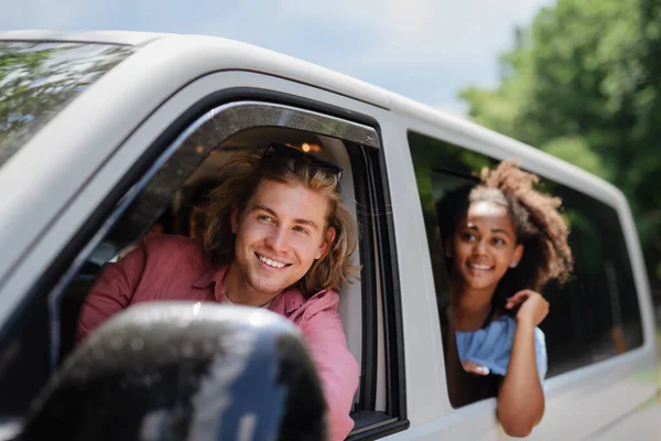 Jovens Amigos Multirraciais Viajando Juntos Carro Olhando Pela Janela Sorrindo — Fotografia de Stock