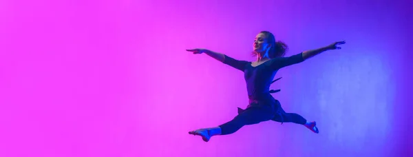 Танцовщица Танцовщица Прыгающая Неоновом Свете Занимающаяся Гимнастикой Студии Широким Баннером — стоковое фото