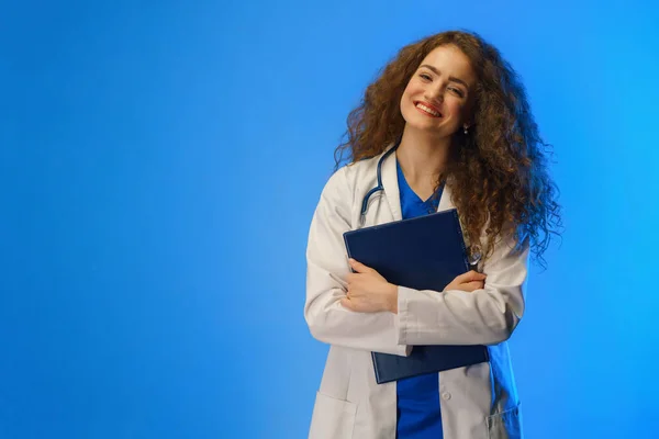 Studio Shot Young Female Doctor Looking Camera Blue Background — ストック写真