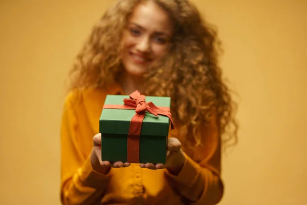 Glückliche Junge Frau Gibt Geschenk Box Iver Gelbem Hintergrund — Stockfoto