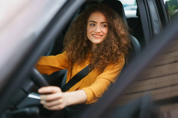 Young Woman Driving Car City Portrait Beautiful Woman Car Looking — Zdjęcie stockowe