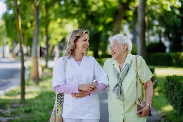 Portrait Caregiver Senior Woman Walk Park — Stockfoto
