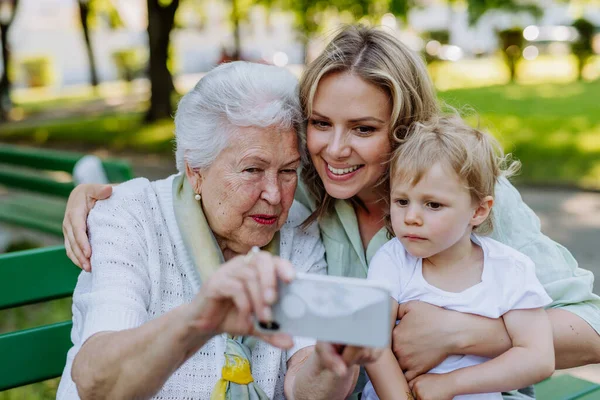 Een Overgrootmoeder Neemt Selfie Met Haar Kleindochter Kind Als Zomer — Stockfoto