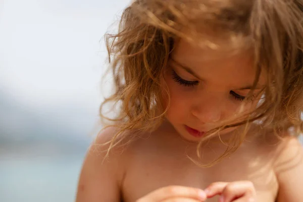 Küçük Bir Kızın Elinde Bir Şeyi Tuttuğu Onu Sahilde Keşfe — Stok fotoğraf