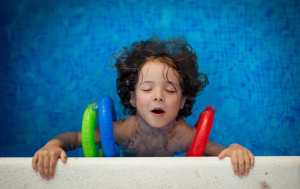 Una Vista Superior Niño Feliz Con Brazaletes Inflables Aprendiendo Nadar —  Fotos de Stock