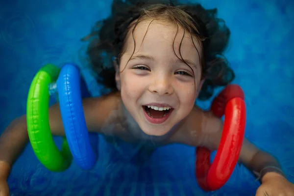 Una Vista Superior Niño Feliz Con Brazaletes Inflables Jugando Piscina —  Fotos de Stock