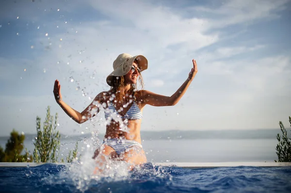 Young Beautiful Woman Making Water Splash Pool Enjoying Summer Summer — Stok fotoğraf