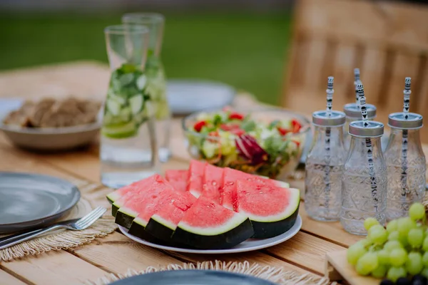 Uma Mesa Jantar Para Jantar Terraço Verão Conceito Festa Jardim — Fotografia de Stock