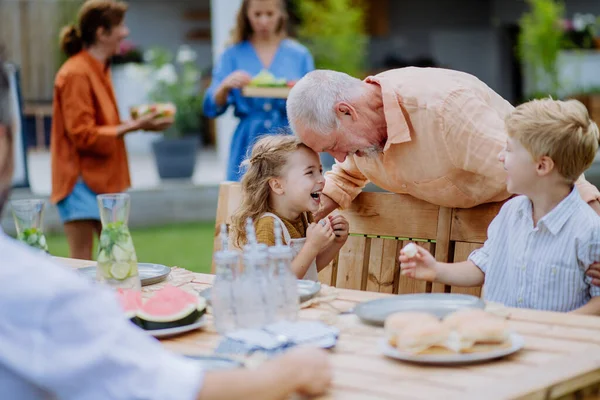 Eine Mehrgenerationenfamilie Feiert Gartenfest Opa Unterhält Enkel Lacht Und Hat — Stockfoto