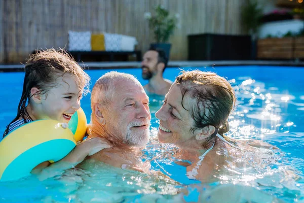 Una Familia Multigeneracional Que Divierte Disfruta Nadando Piscina Del Patio —  Fotos de Stock