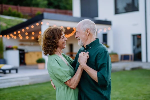 Una Donna Anziana Nad Uomo Ballare Insieme Giardino Estate — Foto Stock