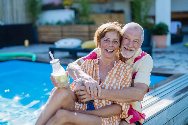 Casal Idosos Felizes Desfrutando Bebidas Relaxar Sentar Piscina Verão Olhando — Fotografia de Stock