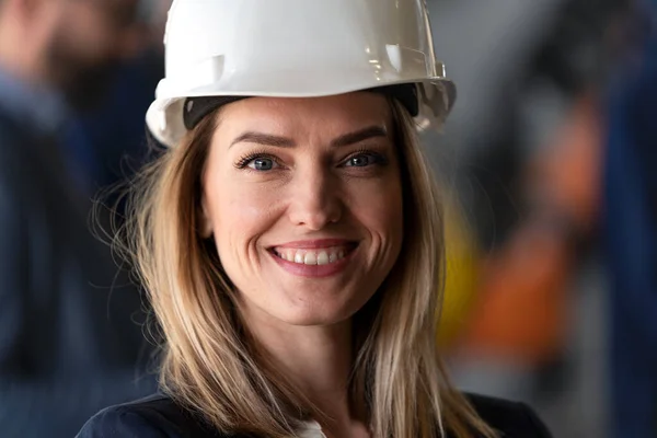 Een Portret Van Vrouwelijke Chief Engineer Moderne Industriële Fabriek Kijkend — Stockfoto