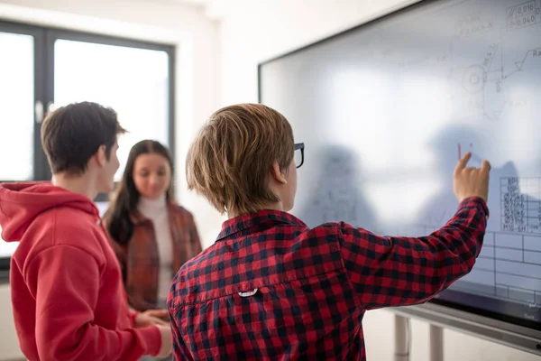 College Student Explaining Some Ideas Touch Classroom — Stock Photo, Image