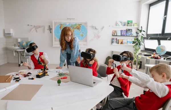 Happy Schoolchildren Wearing Virtual Reality Goggles School Computer Science Class — стоковое фото