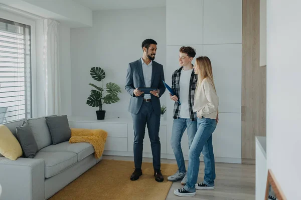 Jovem Casal Feliz Comprando Sua Nova Casa Conhecendo Agente Imobiliário — Fotografia de Stock