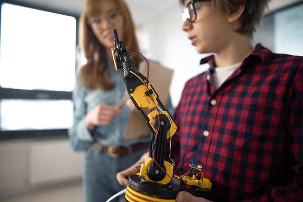 Uno Studente Universitario Presenta Suo Giocattolo Robotico Costruito Giovane Insegnante — Foto Stock