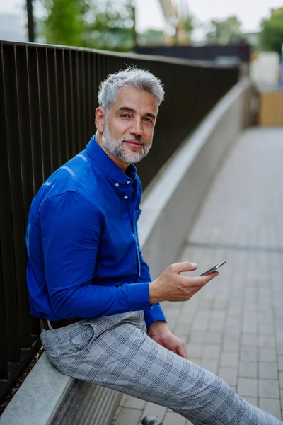 Успешный Счастливый Бизнесмен Ждущий Городской Улице Используя Мобильный Телефон Коммутирующая — стоковое фото