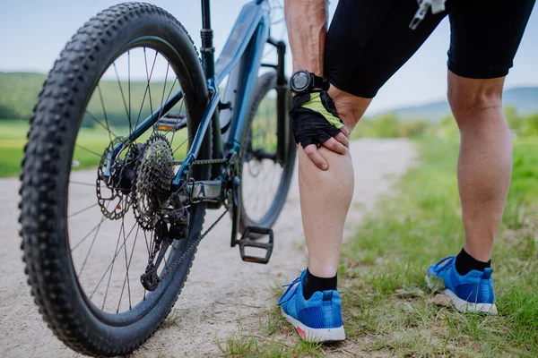 Close Active Senior Man Sportswear Suffiering Pain His Knee Cycling — Zdjęcie stockowe