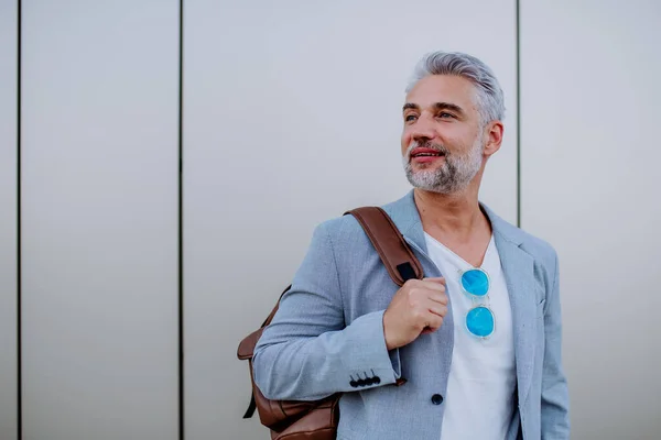 Confident Man Wearing Backpack Walking Street Businessman Casual Clothes Summer — Foto Stock