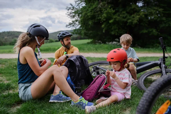 Eine Junge Familie Mit Kleinen Kindern Ruht Sich Nach Einer — Stockfoto