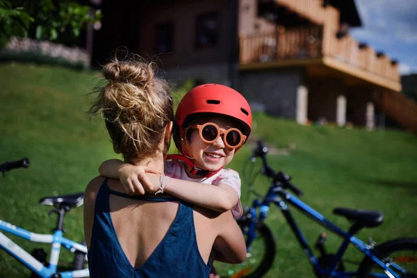 Una Giovane Madre Con Figlioletta Che Prepara Giro Bicicletta Indossando — Foto Stock