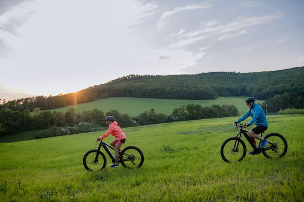 Active Senior Couple Riding Electric Bicycles Trail Summer Park Healthy — Stock fotografie