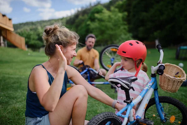 Young Family Little Children Preaparing Bike Ride Front House — Stock Photo, Image