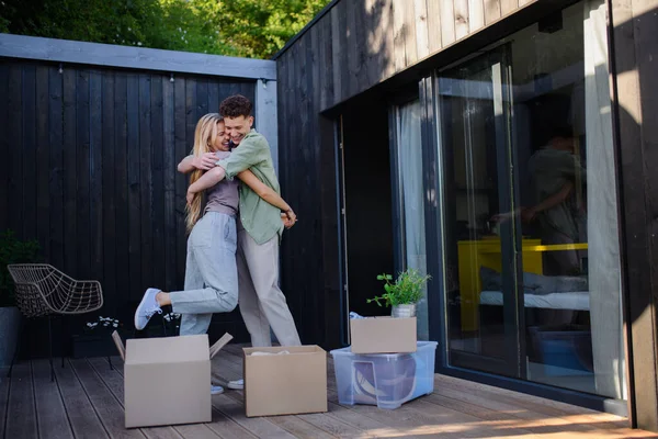 Cheerful Young Couple Moving New Tiny House Woods Conception Moving — Fotografia de Stock